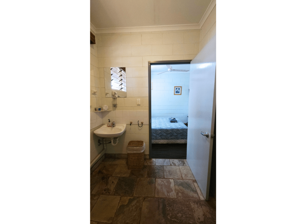 Guesthouse Room1 with Ensuite_Bathroom2 (1)