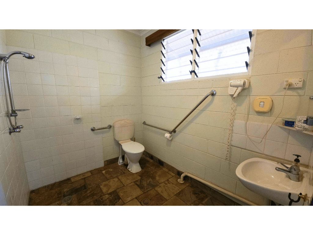 Guesthouse Room1 with Ensuite_bathroom (1)