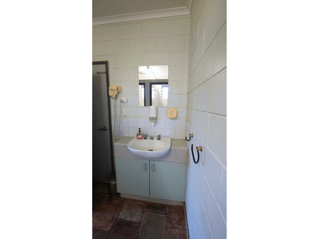Guesthouse Room4 with Ensuite_Bathroom (2)
